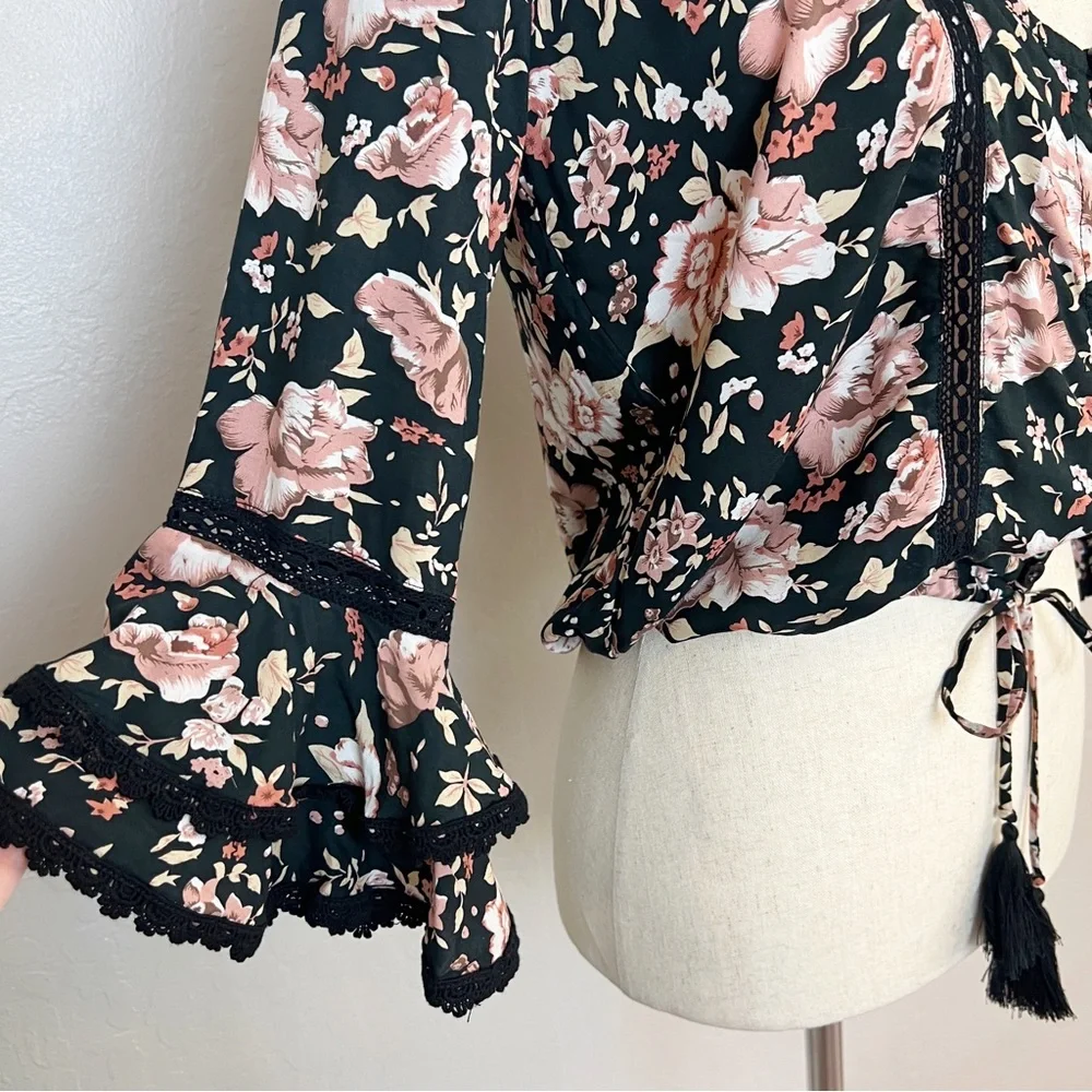 •KIVARI• Black Tuscan‎ Floral Cropped Boho Blouse Top Size XS Crochet Tassel - Picture 3 of 11
